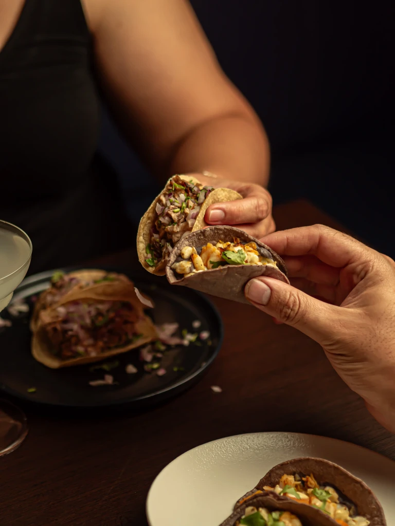 Tacos de milpa y carnitas compartidos en Piñata Cantina